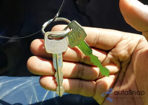 1994 Lincoln Town Car Signature/Tournament from USA, damaged, VIN 1LNLM82W2RY657006